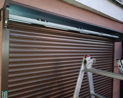 установка защитных роллет