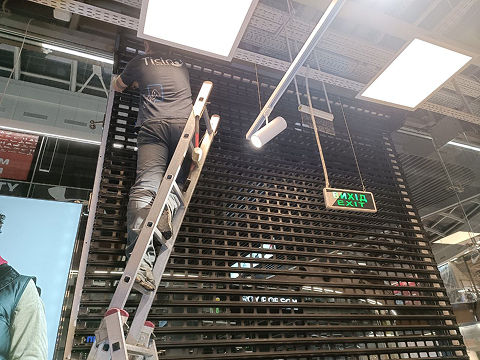 установка защитных роллет