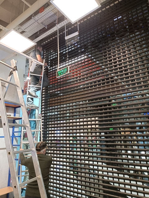 установка защитных роллет