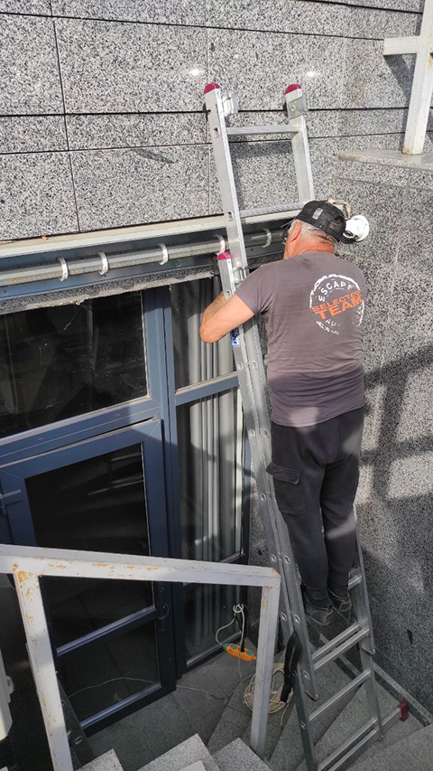 установка защитных роллет