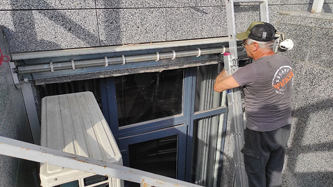 установка защитных роллет